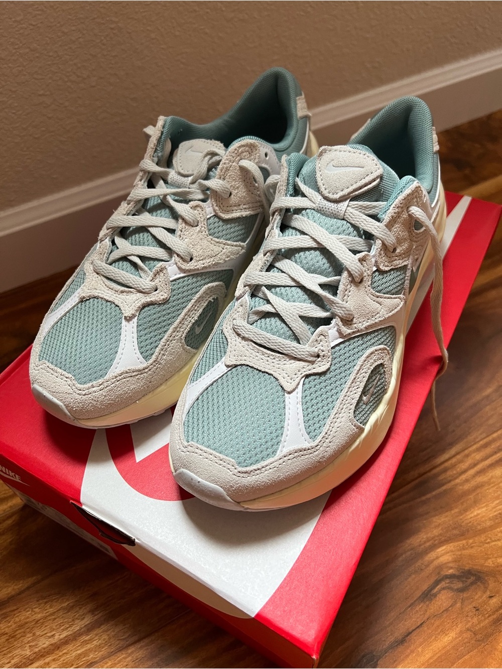 NWOT Nike AL8